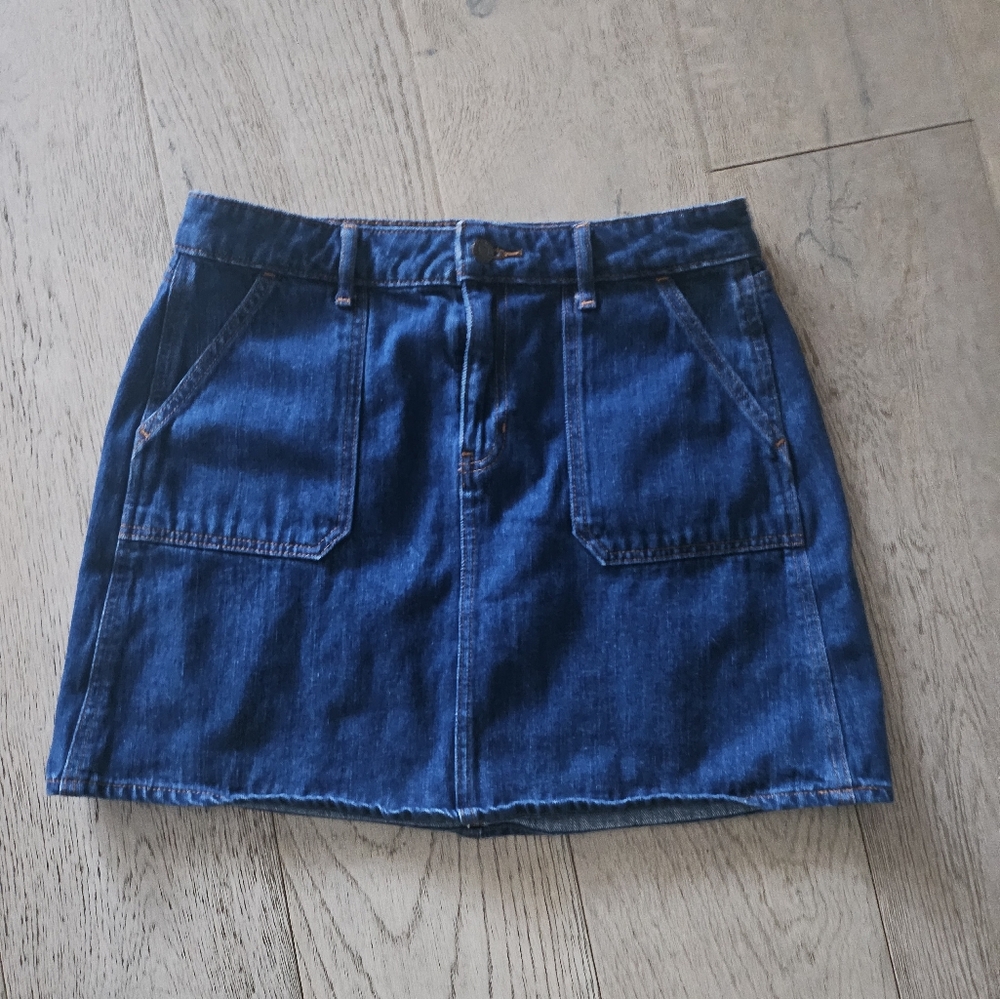 Old Navy Denim Mini  Skirt Women’s Size 6 Dark Wash with Back Pockets
